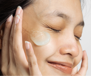 La bonne crème hydratante permet d'avoir une belle peau.