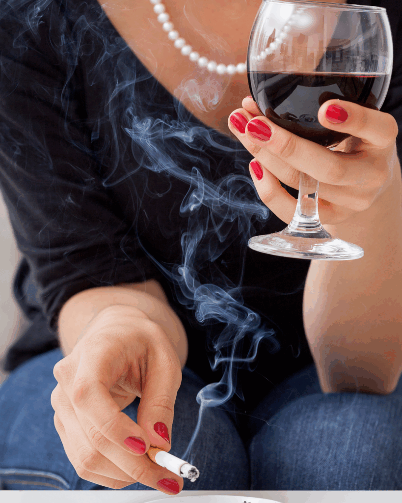 Tabac et alcool font bon ménage pour saboter votre peau.